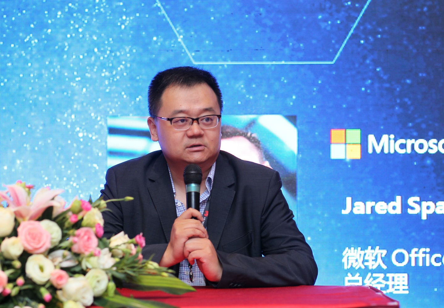 微软全球应用和服务市场部总经理Jared Spataro回答媒体提问